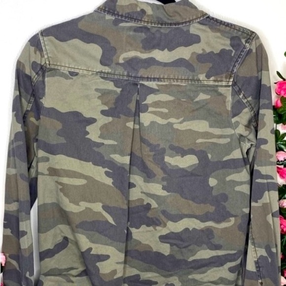 Forever 21 Camo Button Up Shirt Jacket size medium - Picture 2 of 6